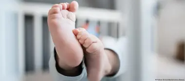 شابة ألمانية أمام لغز صادم.. كم طفلا أنجب والدها المتبرع؟