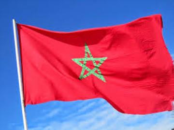 رفع علم المغرب فوق مدرسة بأجاكسيو بعد نزع راية فرنسا و احراقها