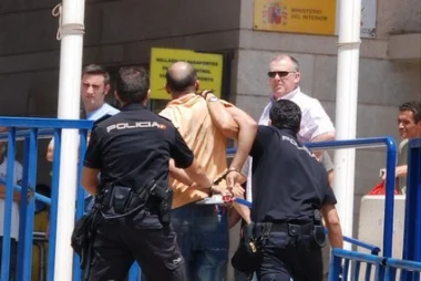 أمن مدريد يوقف شخصين بتهمة تمجيد الإرهاب