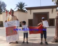 ضابط شرطة معزول يحتج يوم عيد العرش أمام منزل عامل إقليم خريبكة ويبعث رسالته إلى ملك البلاد