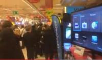 بالفيديو: حمى شراء بلاي ستيشن 4 في أوروبا