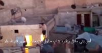 بالفيديو... مطاردة هوليودية للامن في أسطح المنازل لاعتقال شاب كسر سيارات وضرب شرطي وهدد بتفجير قنينة غاز