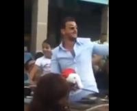 سعد المجرد ببني ملال لحظات قبل رميه بالطماطم وهو يغني وسط حشد من المعجبين