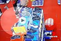 كاميرات مراقبة تفضح سرقة لاعبي المنتخب التونسي لأحذية رياضية (فيديو)
