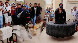 يرفع 235 كلغ .. صاحب "القبضة الحديدية" يحطم الأرقام في عروض القوة بفاس