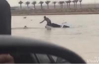 بالفيديو: لحظة غرق رجل داخل سيارته بسبب السيول في السعودية