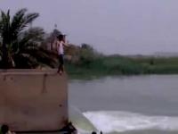 شاب متهور يقفز في مجرى مائي وفي لحظة يخطفه الماء الى دار البقاء