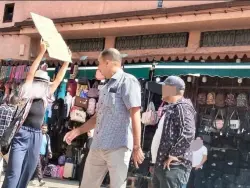 سائحة رومانية تفاجئ الجميع بلافتة وسط جامع الفنا والأمن يتدخل (صورة)