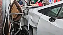 سيارة مجنونة تقتحم مقهى وتصيب 7 أشخاص بطنجة (فيديو)