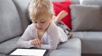 كيف تنتزع ابنك من أمام شاشات الأجهزة الإلكترونية بهدوء؟