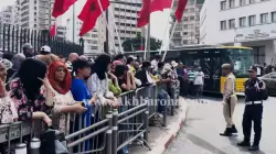 أجواء الفرحة تعم المواطنين أثناء استقبال الملك محمد السادس بالدار البيضاء