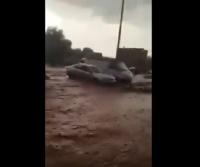 بالفيديو... أمطار طوفانية تغرق أولاد عياد ولحظة إنقاد رجل محاصر بالمياه
