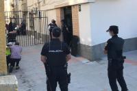شُرطي اسباني من أصل عربي يطلق النار على زوجته وينتحر في منزله بسبتة المحتلة (فيديو)