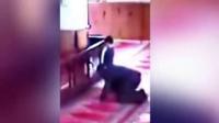 طفل يُحاول إزعاج والده أثناء صلاته في مسجدٍ