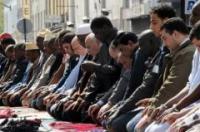 كثرة المصلين تُحول ثكنات الجيش الفرنسي لمساجد 