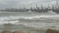 بعد الأمطار الأخيرة… أمواج قويّة ورياح عاتية تتلاطم قرب مسجد الحسن الثاني في الدار البيضاء