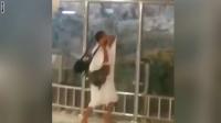 بالفيديو .. يمني يصيح "أنا المهدي" ويُحطّم زجاج "جبل الصفا" بالحرم المكي