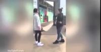 بالفيديو.. «خناقة» بالأيدي بين فتاتين بسبب التنافس على الزبائن