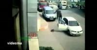 بالفيديو.. شاب يعتدي على فتاة ويجبرها على ركوب السيارة معه