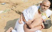 رجل يحملُ نصف أخيه من 60 عاما