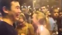 شاهد انخراط السياح الاجانب في انتفاضة طنجة ضد أماندس