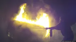 شاهد عملية إنقاذ امرأة من الموت حرقا داخل سيارة مشتعلة