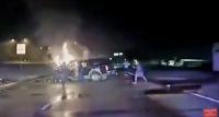 لحظة إنقاذ سائق من سيارة محترقة في تكساس