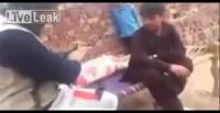 بالفيديو.. رجل كاد يقتل طفله أثناء تنظيف سلاحه