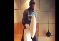 جمهور برشلونة غاضب من رقص ألفيش (فيديو)