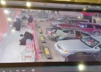بالفيديو: محاولة فاشلة لسرقة حقيبة امرأة في السعودية