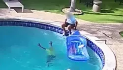 في مشهد صادم.. طفل يغرق في المسبح وقريبه يعجز عن إنقاذه