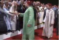 شاهد التدخل السريع لحارس الملك عندما أراد مواطن تسليمه رسالة