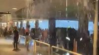 لحظة تدفق المياه من سقف مطار في "سويسرا" بسبب الأمطار الغزيرة! (فيديو)
