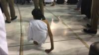 شاب بنصف جسد يطوف 7 أشواط حول الكعبة على يديه