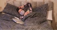 يوتوبر مغربي يكشف عن إصابة زوجته بوباء "كورونا" (فيديو)