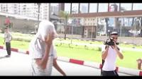 لحظة خروج أصغر مشتبه به في قضية إغتصاب فتاة بطوبيس في الدار البيضاء