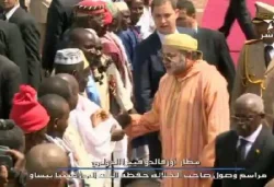 لقطة طريفة لشيخ غيني وهو يصور الملك بهاتفه