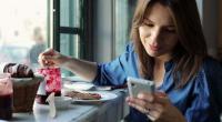 النظر المستمر إلى الهاتف المحمول يؤذي العمود الفقري