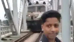 بالفيديو..تصوير مقطع فيديو ينتهي بفاجعة على سكة قطار في الهند