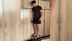 صانع محتوى يمشي 10 آلاف خطوة فوق كرسي خشبي ويثير الجدل