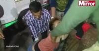 بالفيديو.. لقطات مروعة لـ«درابزين» يطعن رجلا في ذقنه