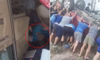 بالفيديو: لاعبو كرة قدم من الأطفال يرفعون سيارة لإنقاذ امرأة علقت تحتها