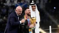تغريد خارج السرب.. عَُماني يعرض مليون دولار مقابل بشت ميسي!