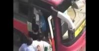 بالفيديو.. شاب يسرق الأموال من ركاب حافلة  بطريقة ماكرة