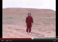 معمر القذافي يلعب كرة القدم