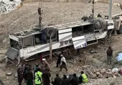 مصرع 25 شخصاً وإصابة 27 في انقلاب حافلة بأفغانستان