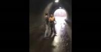 بالفيديو.. شاب يسقط غريمه بلكمة في شجار
