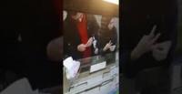 شاب يسرق خاتما من محل ذهب بمساعدة فتاة (فيديو)