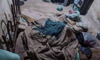 عثر عليهم في حالة صادمة.. شخص يحبس زوجته وابنيهما مدة 17 عاما داخل المنزل دون أن ينتبه أحد