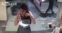 فتاة تسرق هاتف آيفون من محل للمجوهرات